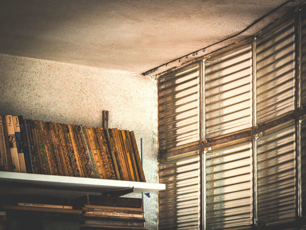Gropius House, Lincoln, Massachussetts, b. 1939, Walter Gropius archit. (photo November 29, 2025): office glass brick wall detail