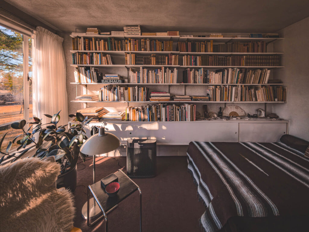 Gropius House, Lincoln, Massachussetts, b. 1939, Walter Gropius archit. (photo November 29, 2025): living room