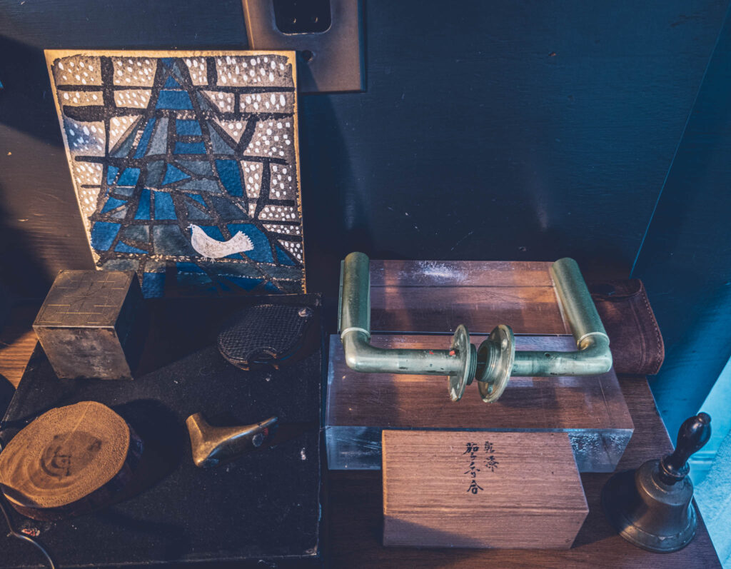 Gropius House, Lincoln, Massachussetts, b. 1939, Walter Gropius archit. (photo November 29, 2025): "Gropius" door-handle, designed in 1923, displayed on office desk
