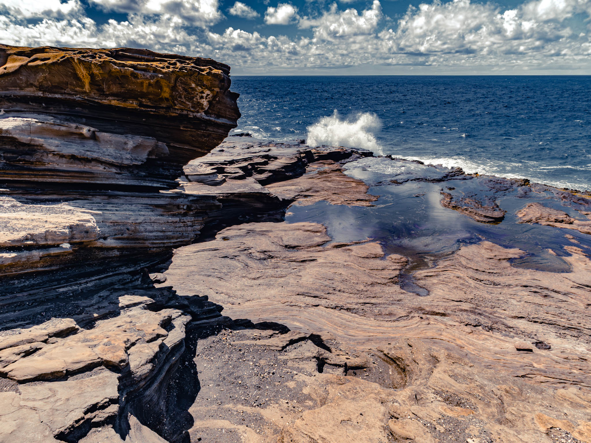 Kalanianaʻole Highway, Oahu Island (photo 15 August 2021), eroded lava shelf below the Lanai Lookout.