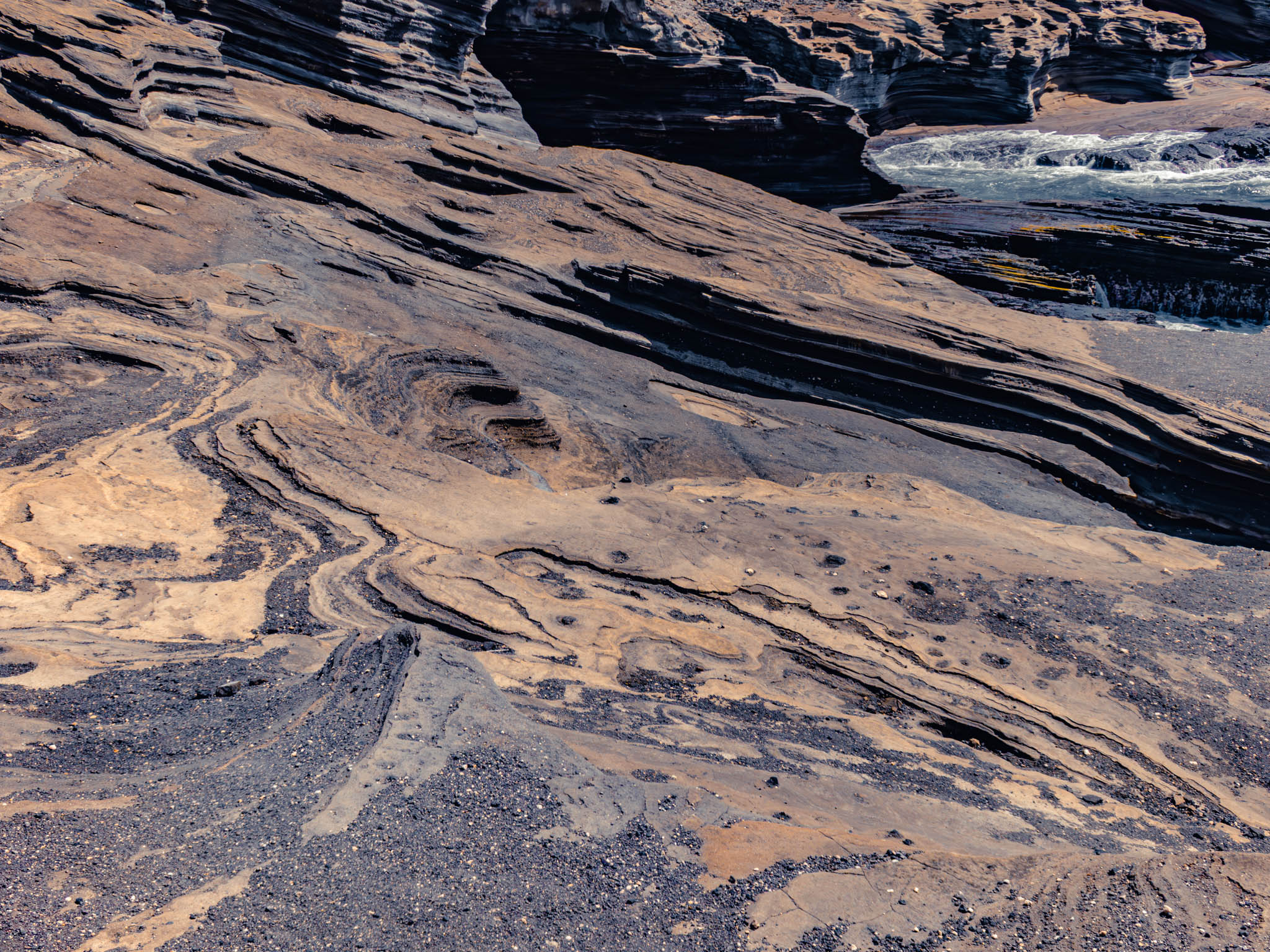 Kalanianaʻole Highway, Oahu Island (photo 15 August 2021), eroded lava shelf below the Lanai Lookout.