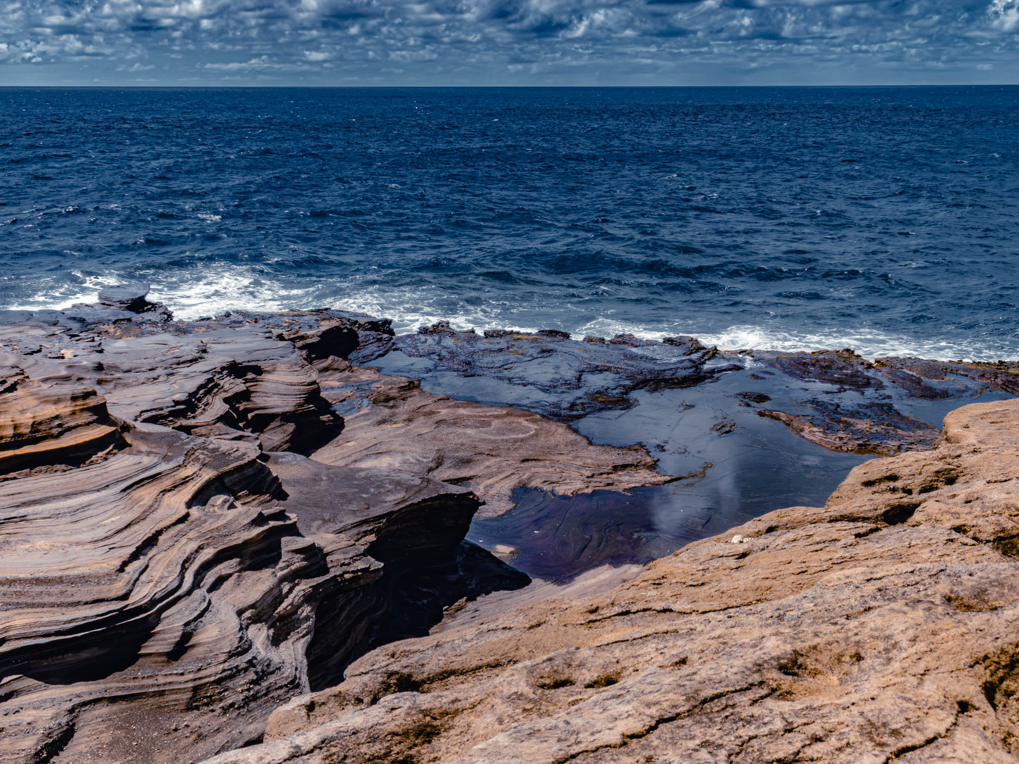Kalanianaʻole Highway, Oahu Island (photo 15 August 2021): eroded lava shelf below the Lanai Lookout.