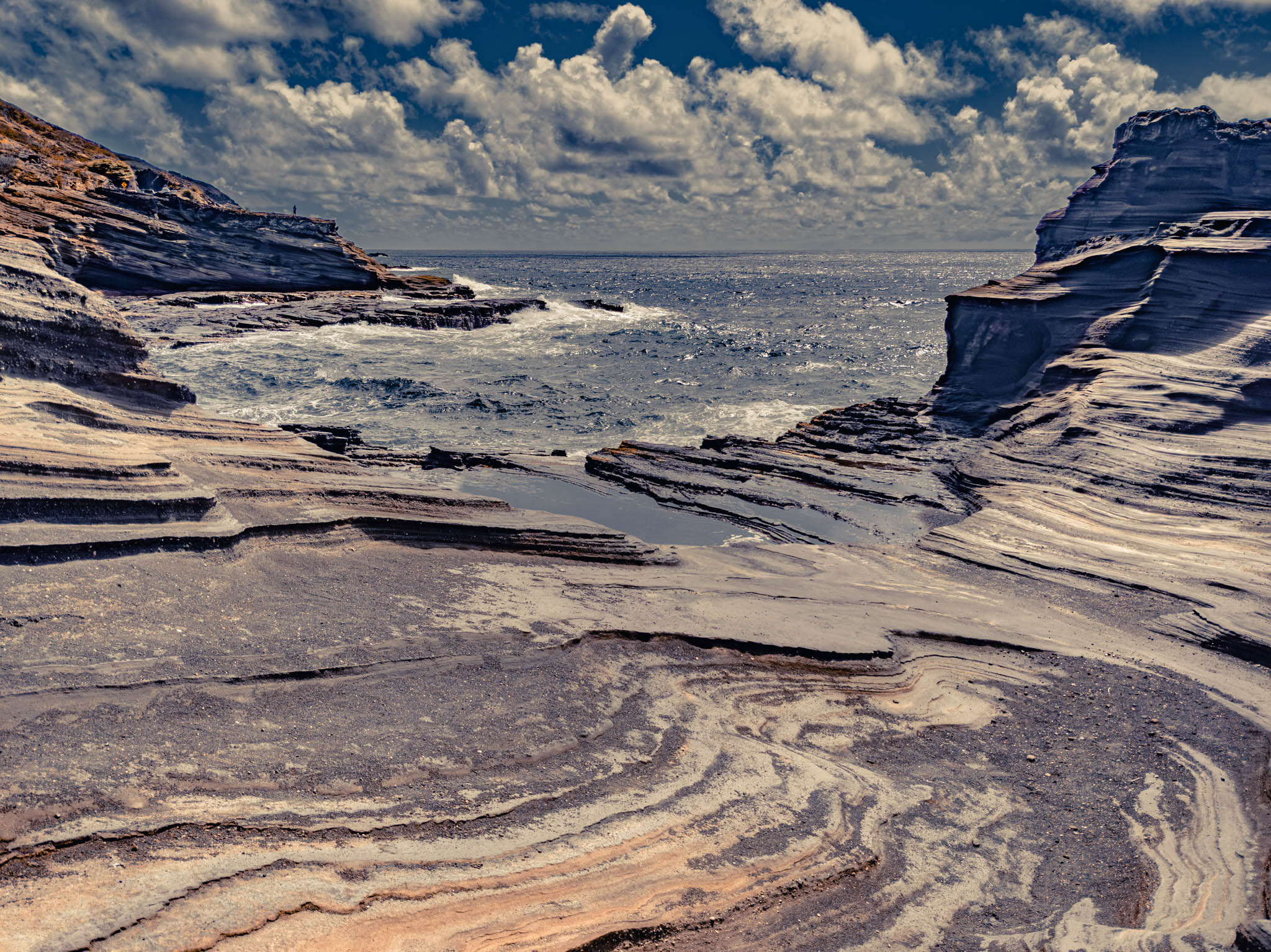 "Swoop Alley" (unofficial name), Kalanianaʻole Highway, Oahu Island (photo 15 August 2021), eroded lava shelf below the Lanai Lookout.