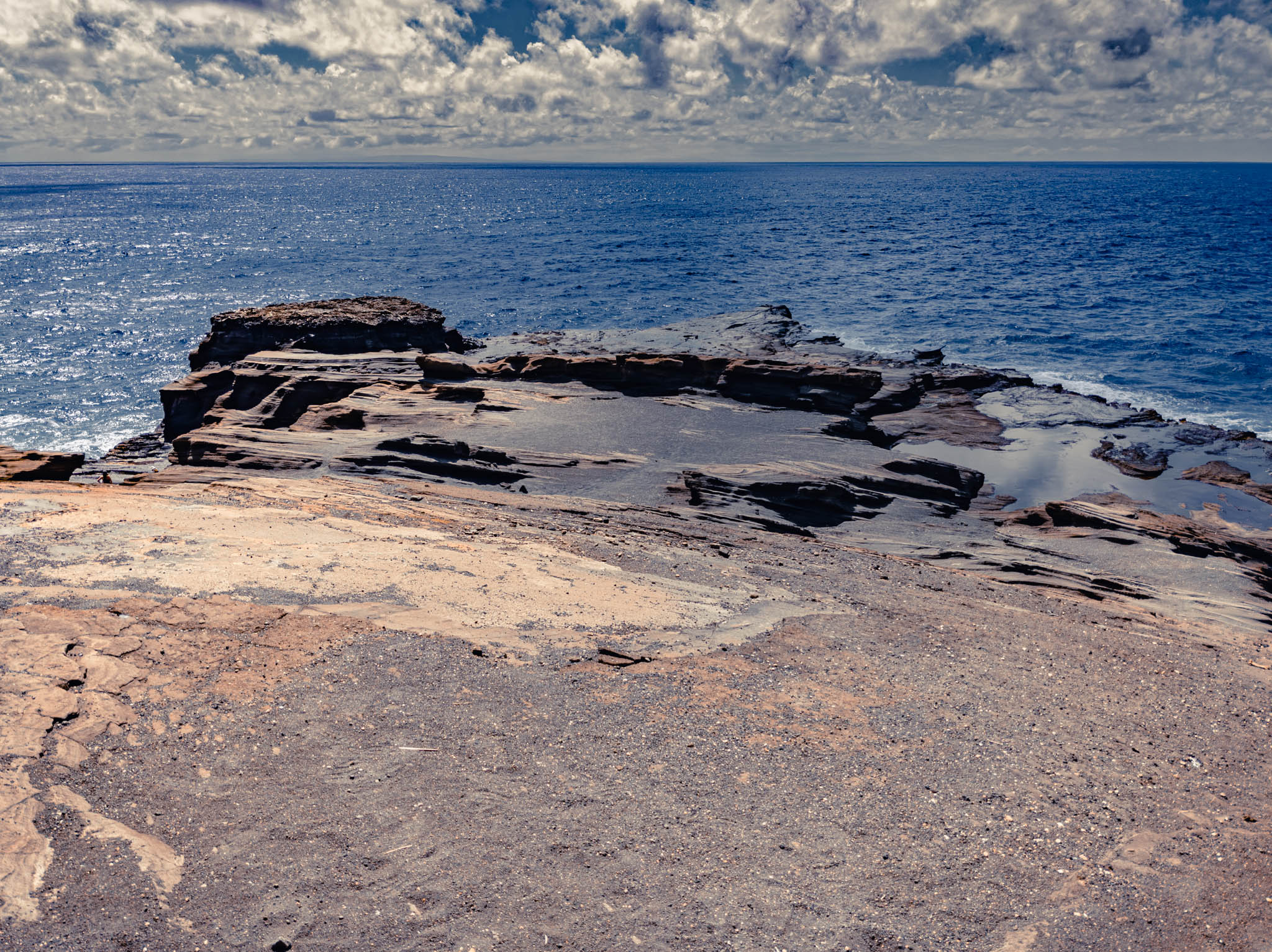"Swoop Alley" (unofficial name), Kalanianaʻole Highway, Oahu Island (photo 15 August 2021), eroded lava shelf below the Lanai Lookout.