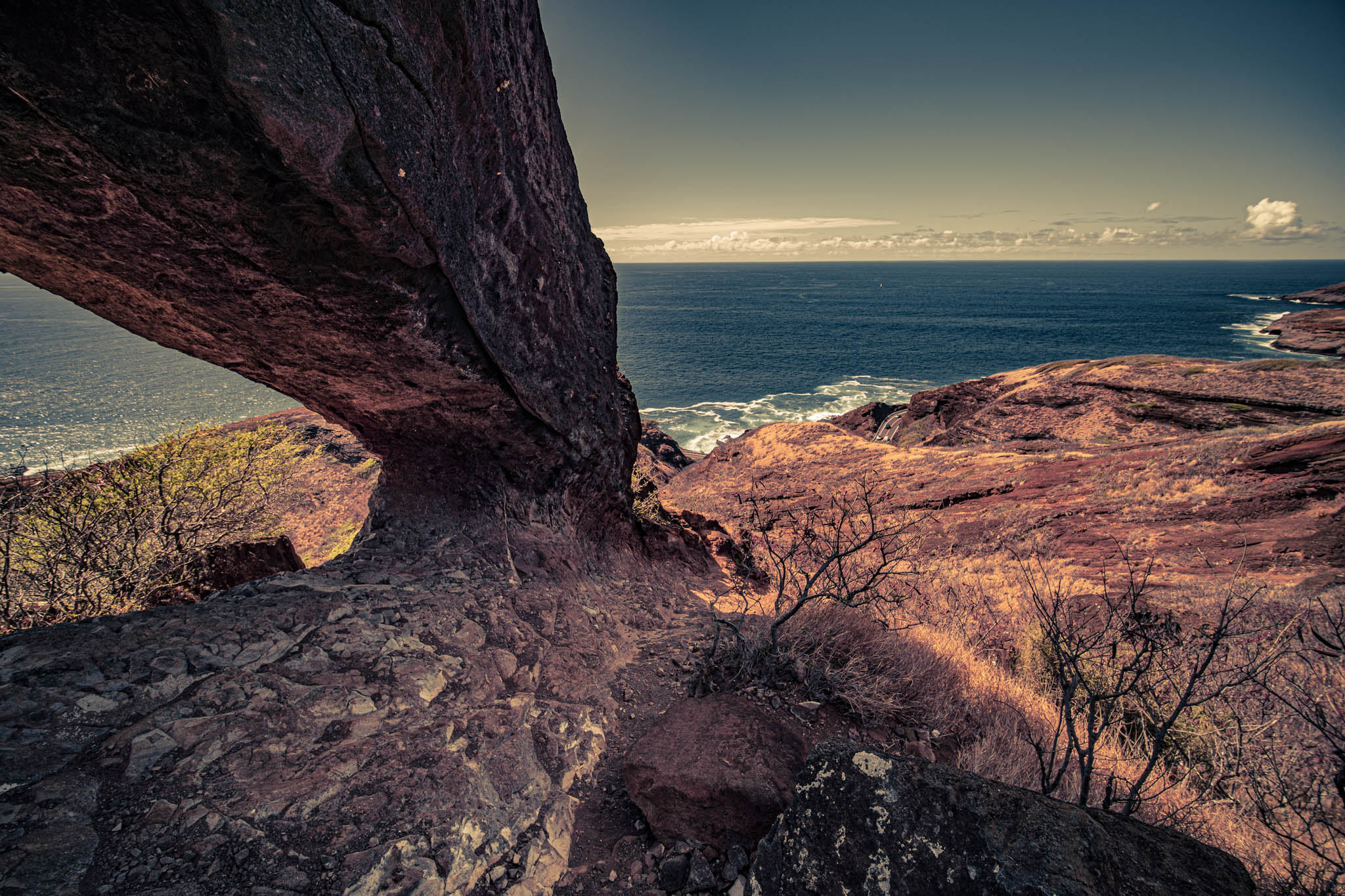Koko Crater Arch, above Kalanianaʻole Highway, Oahu Island (photo 17 August 2021), view to west from under arch.