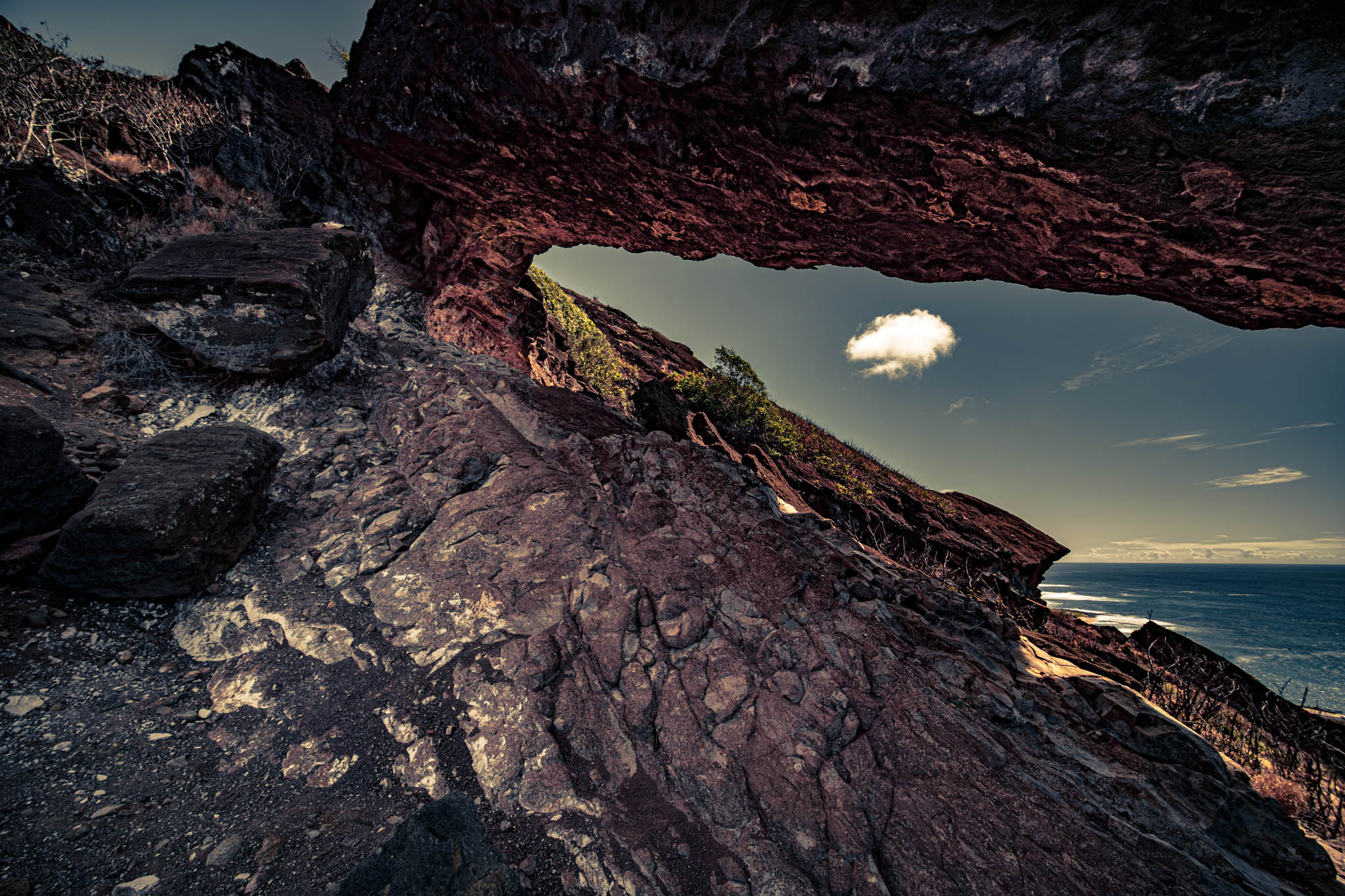 Koko Crater Arch, above Kalanianaʻole Highway, Oahu Island (photo 17 August 2021), view to east from under arch.