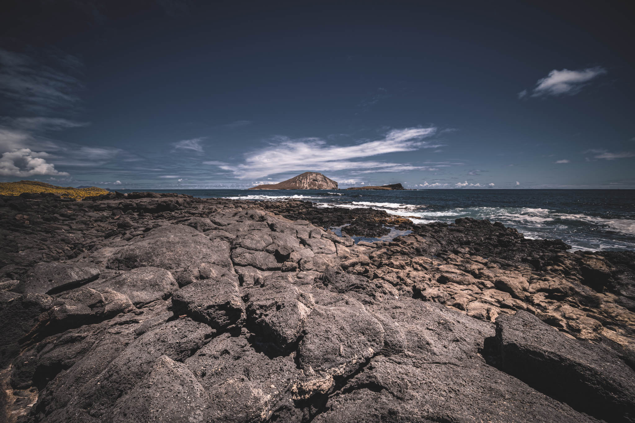 Kāohikaipu Islet (R) and Mānana Island (L) from Makapuu Beach Park, Kalanianaʻole Highway, Oahu Island (photo 17 August 2021).