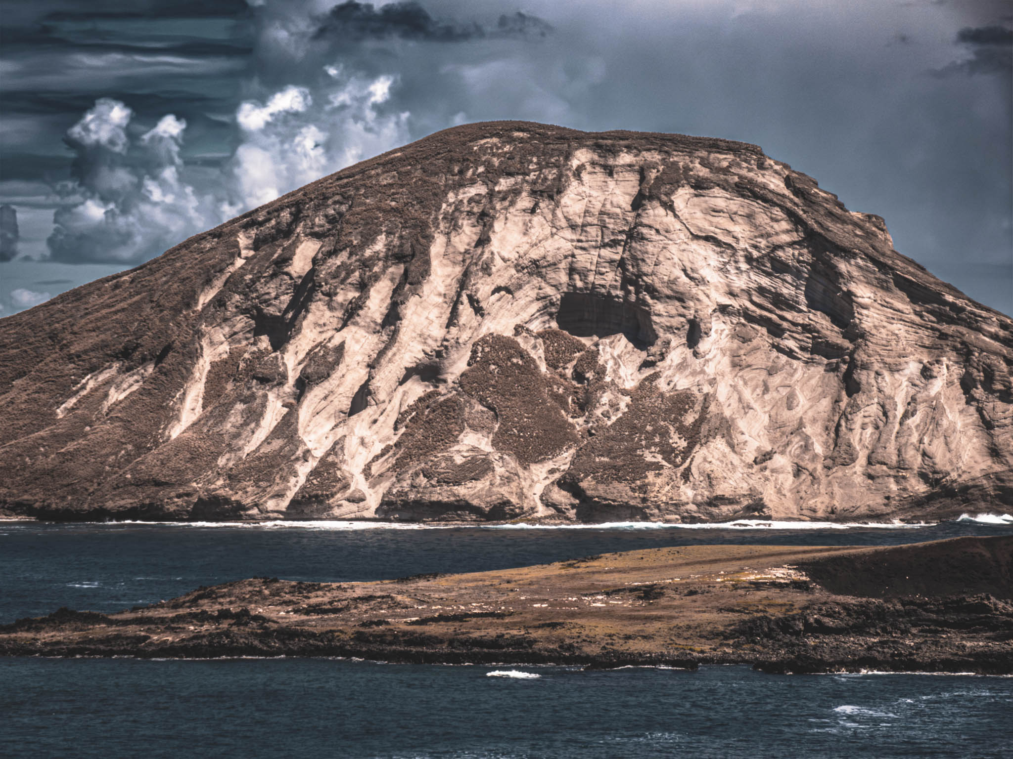 Kāohikaipu Islet (nearer) Mānana Island (far) from Makapuʻu Lookout, Kalanianaʻole Highway, Oahu Island (photo 17 August 2021).