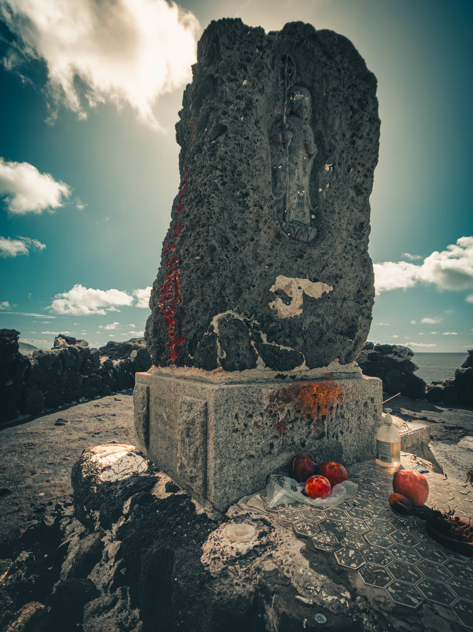 Japanese Fishing Shrine, Kalanianaʻole Highway, Oahu Island (photo 15 August 2021): stele with figure of Jizo and inscription 海守地藏尊 "umi mamo Jizou-son" ("Sea Guard Lord Jizo"), Sentaro Otsubo sculptor, 1940.