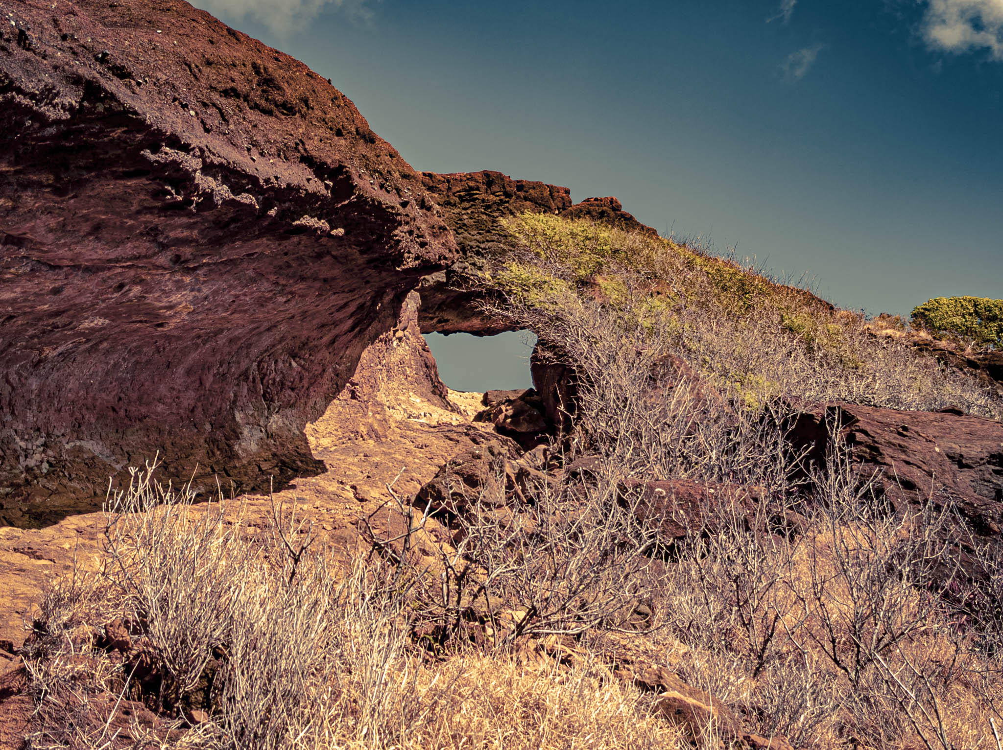 Koko Crater Arch, above Kalanianaʻole Highway, Oahu Island (photo 17 August 2021), east side approach.