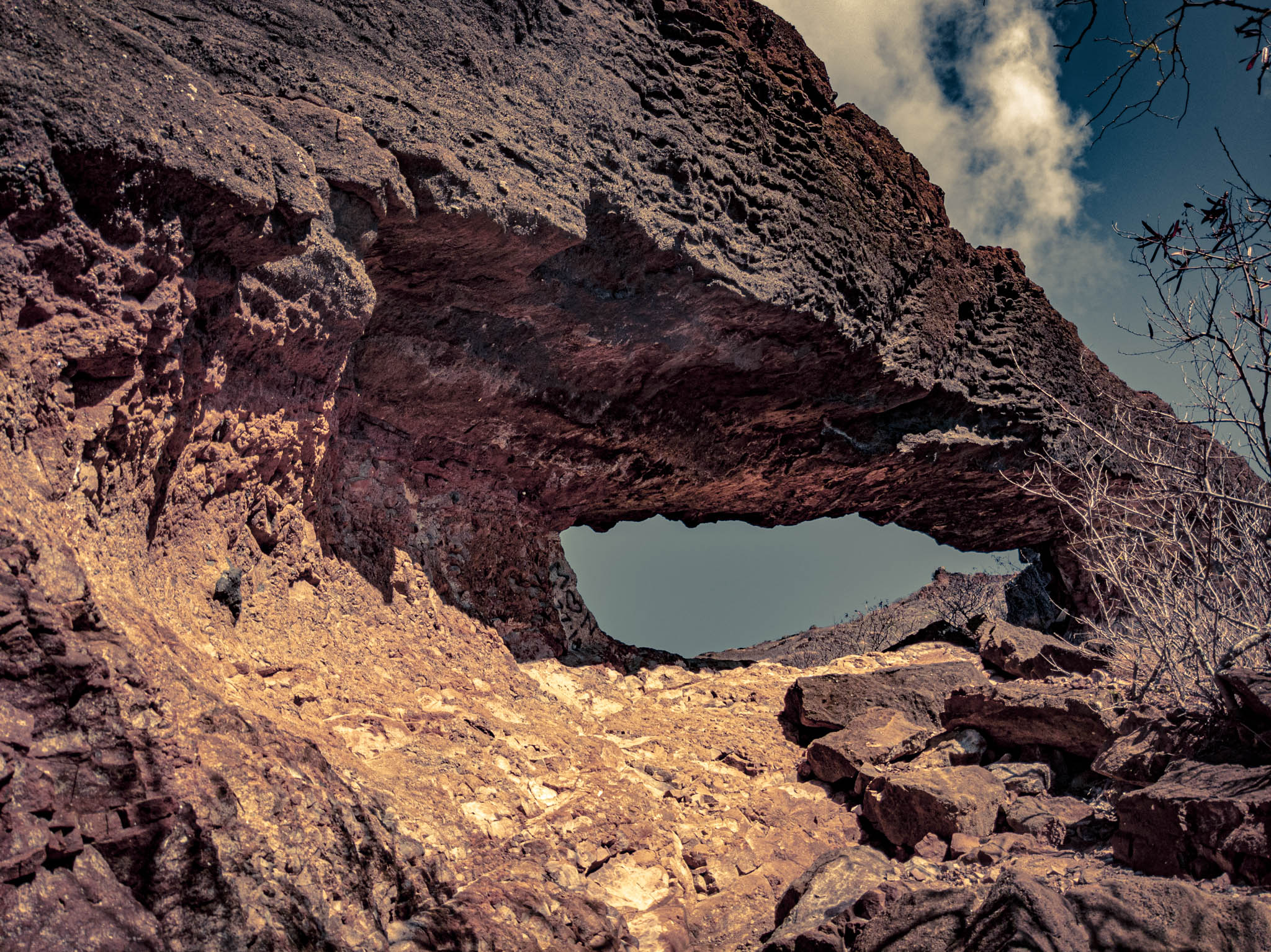 Koko Crater Arch, above Kalanianaʻole Highway, Oahu Island (photo 17 August 2021), east side approach.