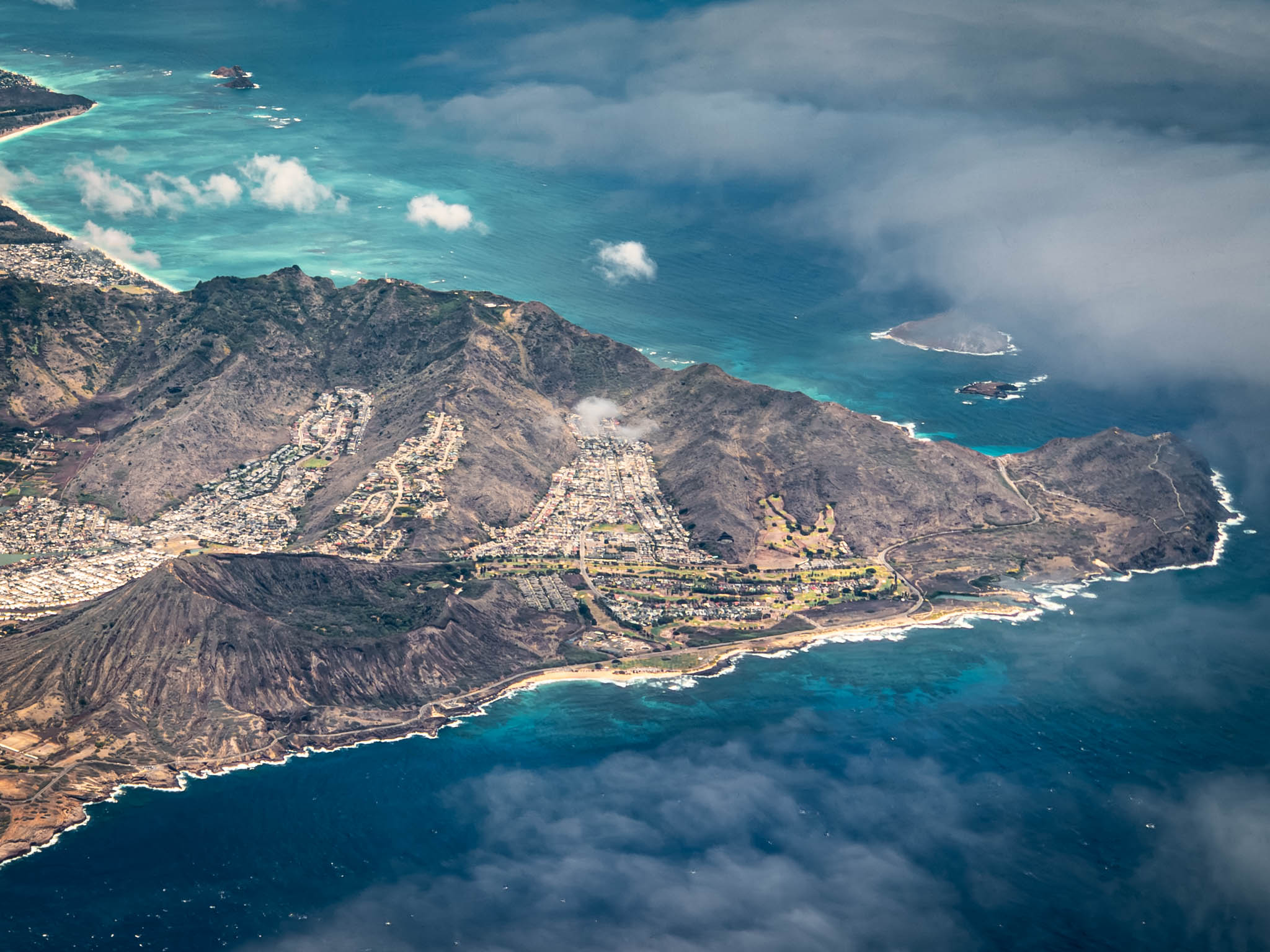 Aerial view, southwest Oahu Island (photo 26 August 2021), left to right along coast: Koko Crater, Kalanianaʻole Highway, and Makapu‘u Point.